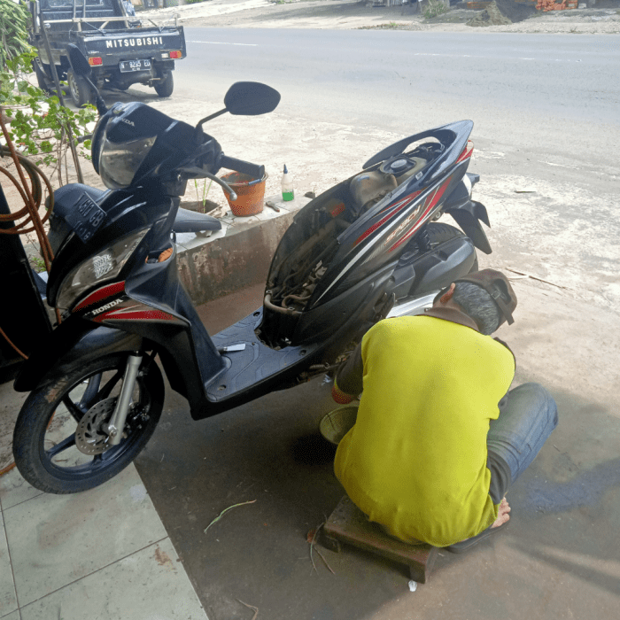 bakso penjual mengeluarkan pentol