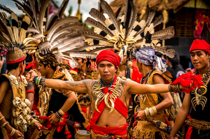 dayak radakng suku etnis kanayatn individualisme kita kebudayaan sejarah betang perspektif yoris