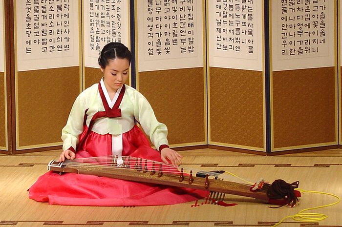 gayageum korea alat tradisional sanjo guzheng koto seni corea petik string selatan bahasa tradicional brief merisa musician zither permainan team