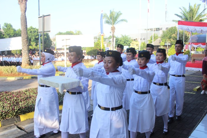 tanpa penghormatan bubar jalan