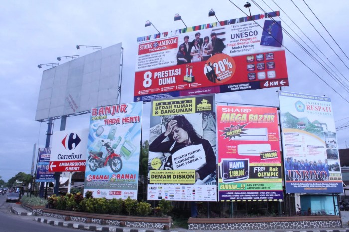 beda baliho dan billboard terbaru