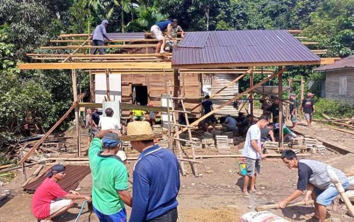 gotong royong membangun rumah terbaru