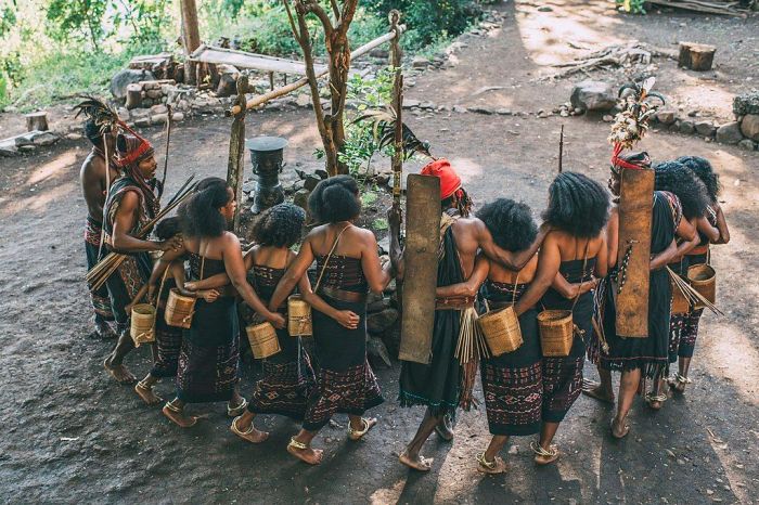 tari piring pola lantai tarian minangkabau kreasi seni properti sembilan ayam lapeh fungsi tujuannya ciri piringan sarat kesenian sejarah makna