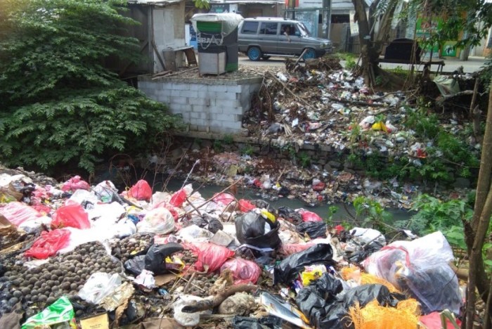 artikel tentang membuang sampah di sungai