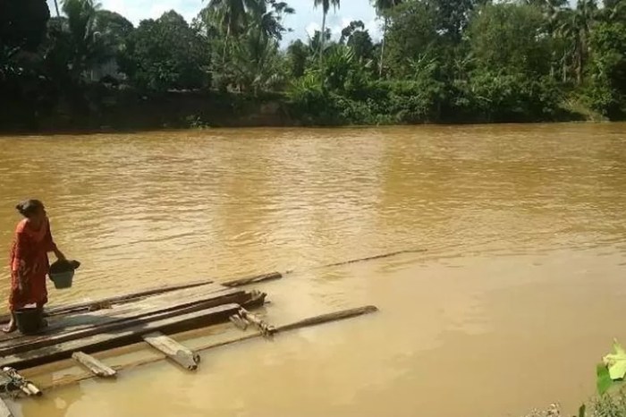 memancing di air keruh artinya