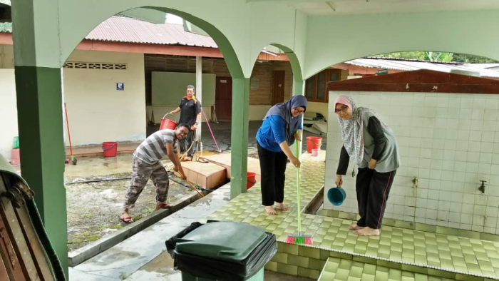 royong gotong tarik masjid membersihkan ipsi menjalankan sabtu