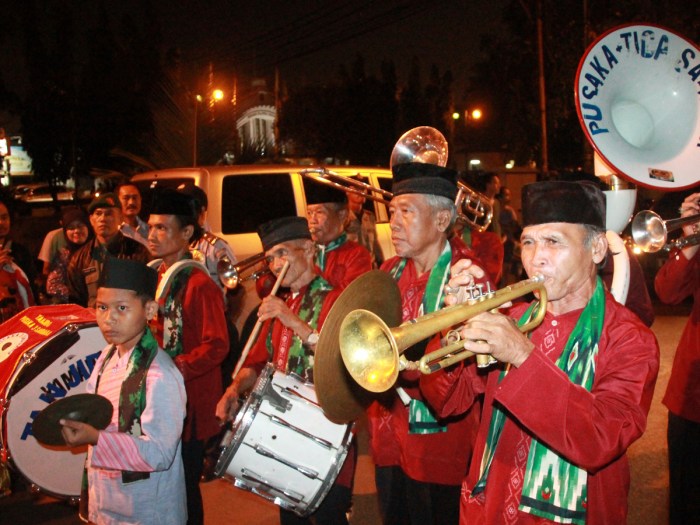 Tari topeng cirebon betawi tarian khas barat nusantara timur sejarah kostum adat seni budaya pola lantai keunikan rimbakita filosofi warisan