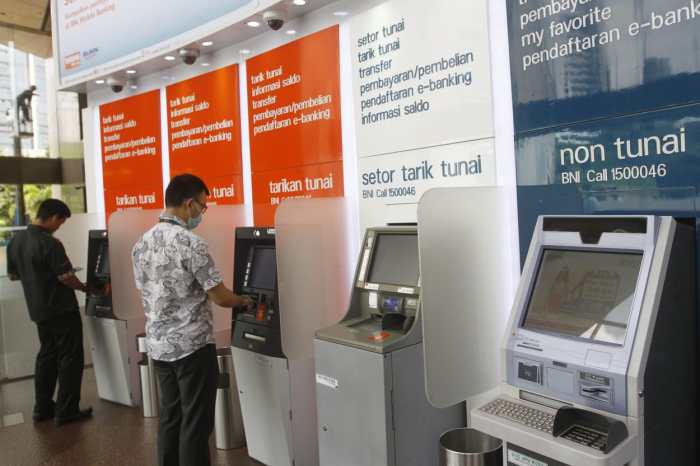 tarik mandiri tunai teller cabang kantor syarat penarikan atm