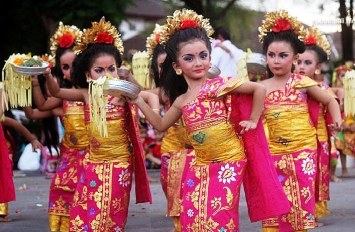 tari merak sejarah jawa tarian barat jogja dancing gerakan penari dari kostum ciri khas tradisional kelas indonesian nusantara fungsi musik