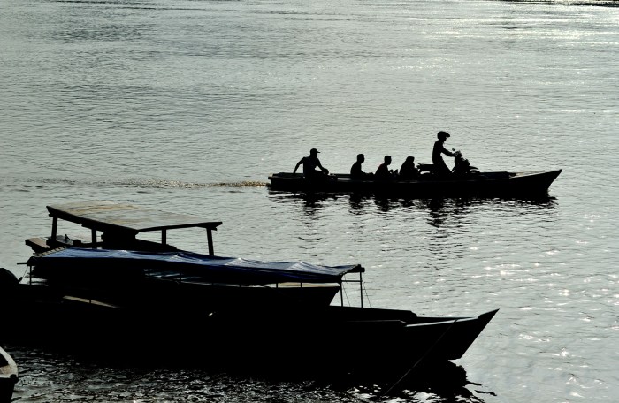 menyeberang melintasi sungai tts