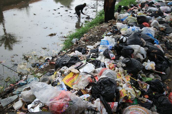 gambar membuang sampah disungai