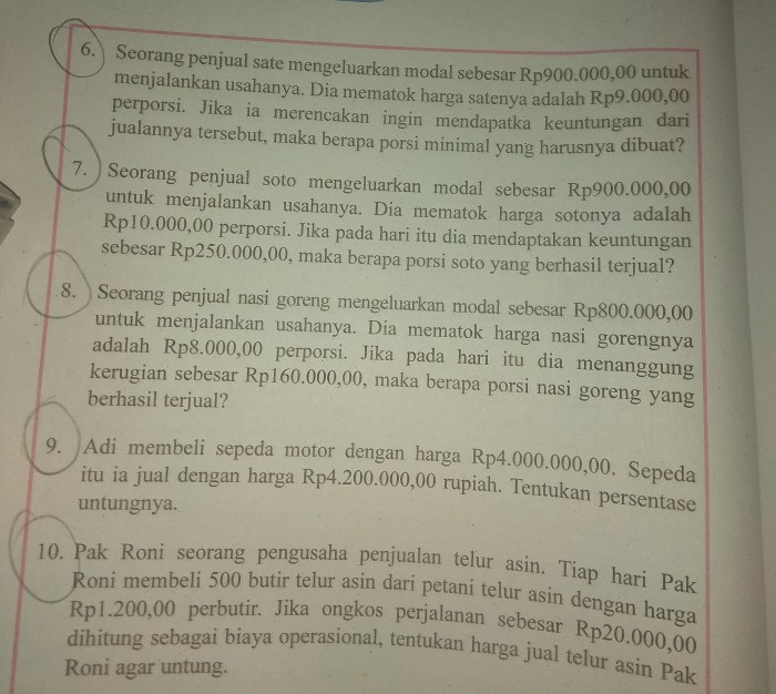 Seorang penjual kerupuk mengeluarkan modal