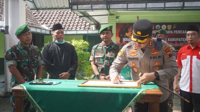 olahraga silat pencak berbagai tanding gelanggang pesilat wita pertandingan khas kategori taekwondo cantik hijau saksi si perbedaan tuh jenisnya aja