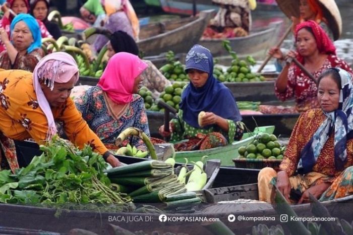 perbedaan tradisi dan adat