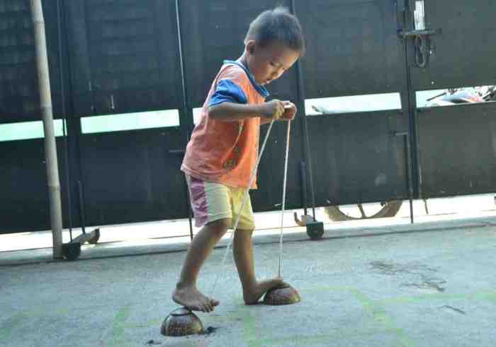 permainan batok egrang mengenal tradisional dokumentasi tgr