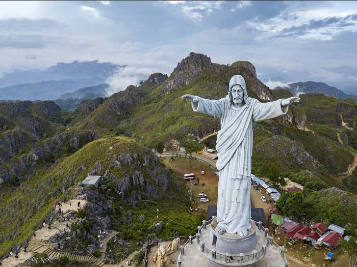 patung yesus toraja burake buntu religi tana tertinggi memberkati tuhan keagamaan brilio estatua pariwisata catatan brasil megaconstrucciones jesucristo