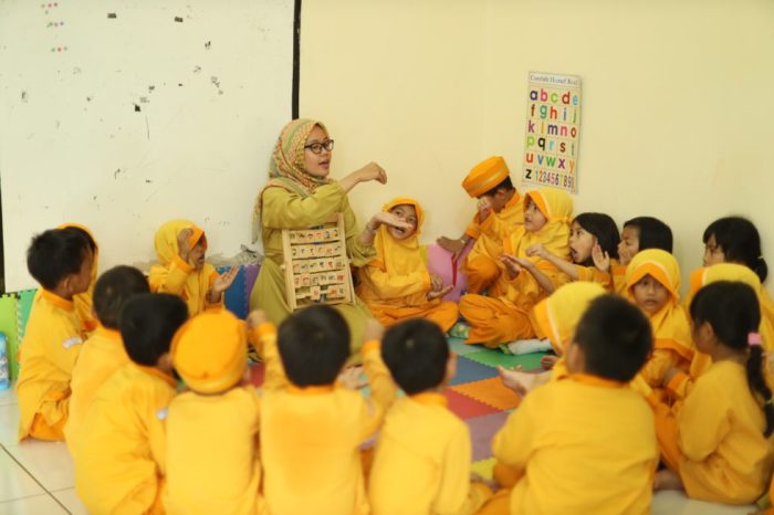 gambar adab murid terhadap guru terbaru