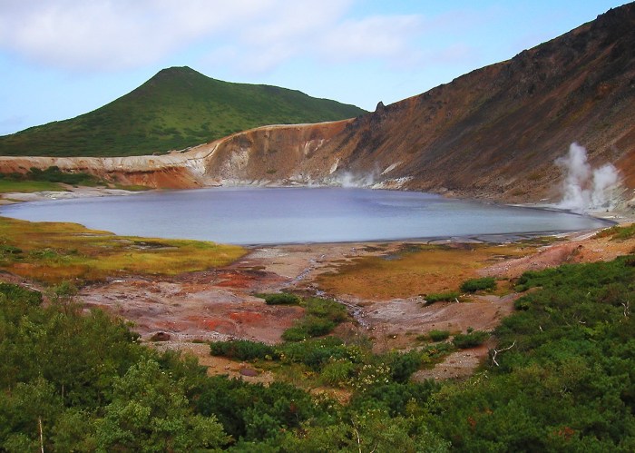 danau merah termasuk danau