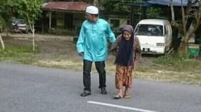 menolong tolong menyeberang saling nenek kegiatan masyarakat seorang dua karakter berbuat siswa kebaikan lembar