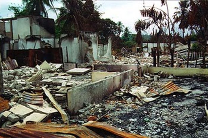 ambon konflik perdamaian kompas kasus warga berkumpul gong 2001 masalah ratusan mengenang monumen minggu penyelesaian belakang dampak latar keberagaman kekerasan