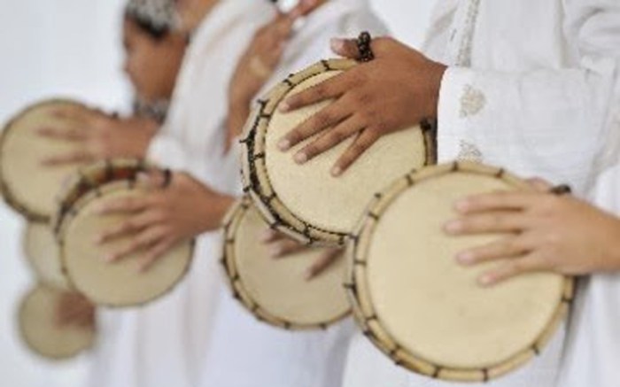 rebana alat tradisional ritmis gendang pengertian daerah kulit barat sulawesi tebang keluyuran tengah menabuh hukum hadroh terbang dangdut asal mandar