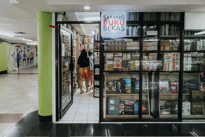 toko kecil tempat berjualan buku koran