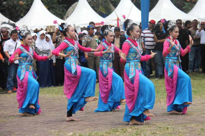 lenggang tari nyai tarian betawi jali perjuangan bukti rangkuman materi dances pencipta kostum budaya wib menit