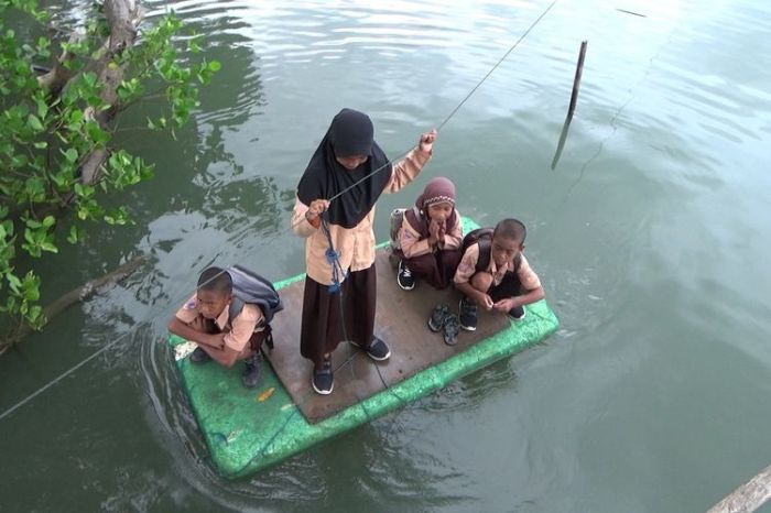 Jalan diatas sungai untuk menyeberang sungai