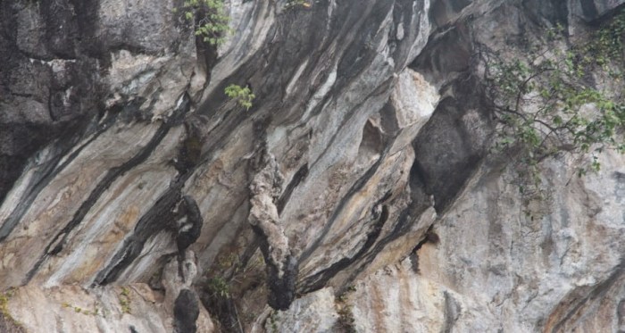 tokoh cerita batu menangis