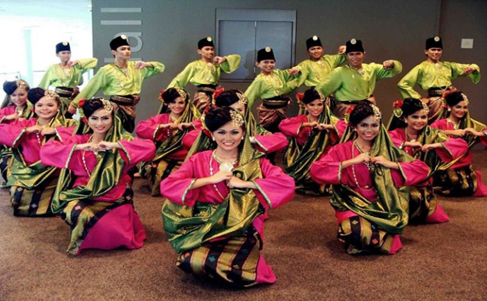 zapin tari tarian melayu riau serampang belas dua asal sejarah tradisional penari dance gerakan pakaian pengertian usul johor daerah adat