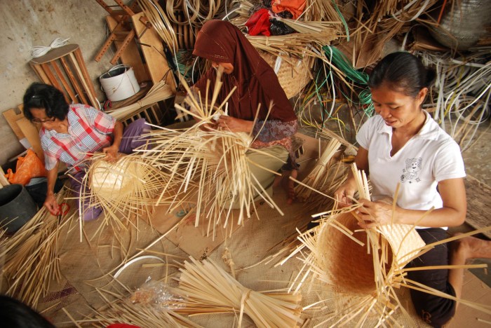 teknik pembuatan tas rotan