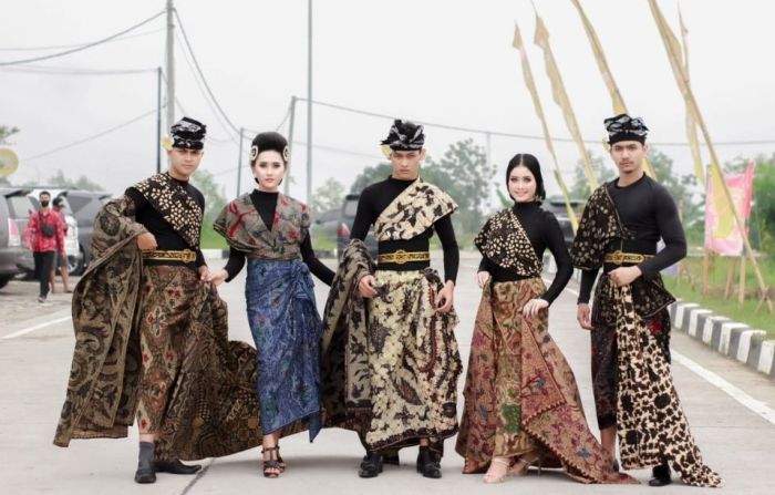 narasi fashion show batik terbaru