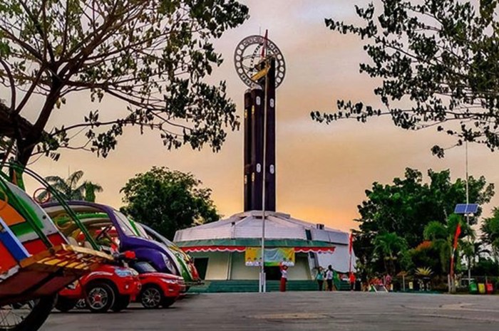 tugu khatulistiwa berada di