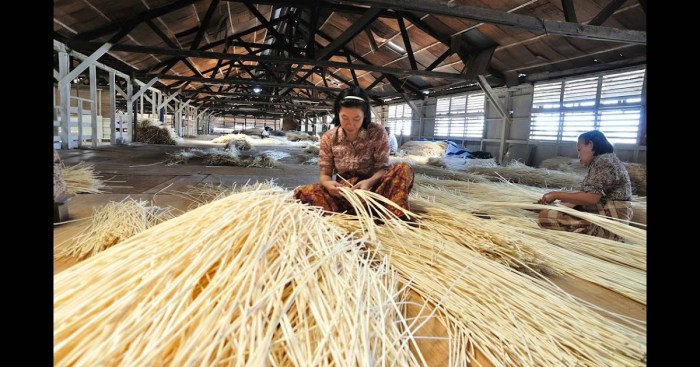 jelaskan proses pembuatan kerajinan kayu terbaru