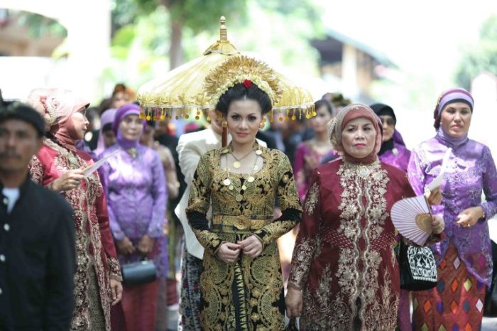 adat sumbawa pakaian ntb pengantin suku prosesi samawa rumpin lain berbeda