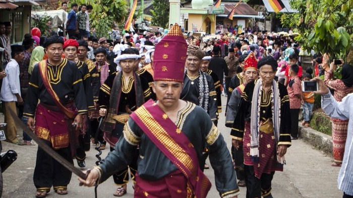 adat minangkabau istiadat khas baju pernikahan tradisi antar budaya pakaian etnis sahabat cerita wajib dipatuhi traveller nan sumbar sunting prosesi