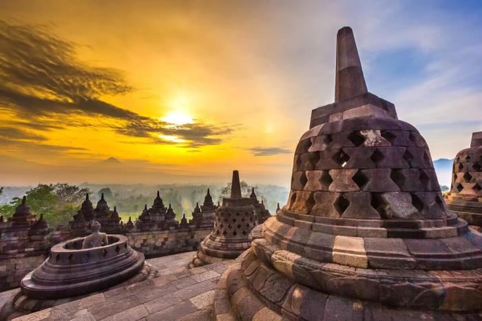 cerita non fiksi candi borobudur