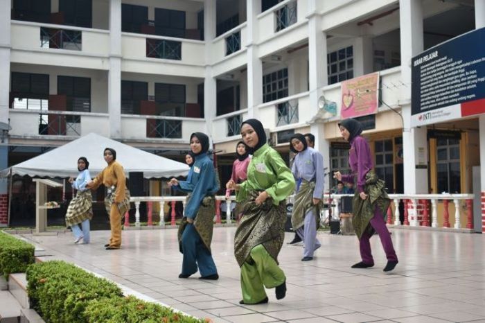 naskah drama pembullyan 6 orang