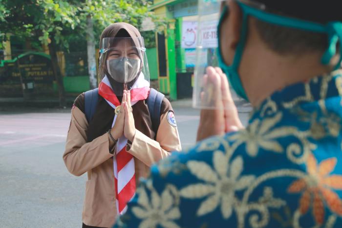 tata tertib memakai seragam sekolah