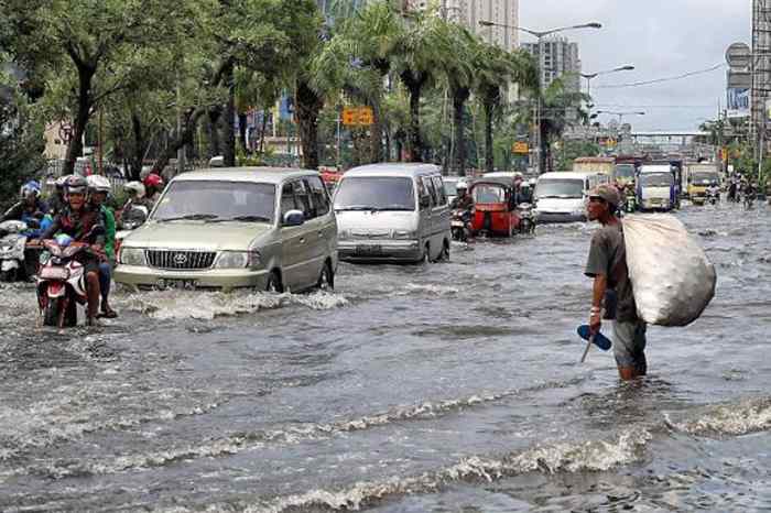 eksplanasi teks hujan badai banjir