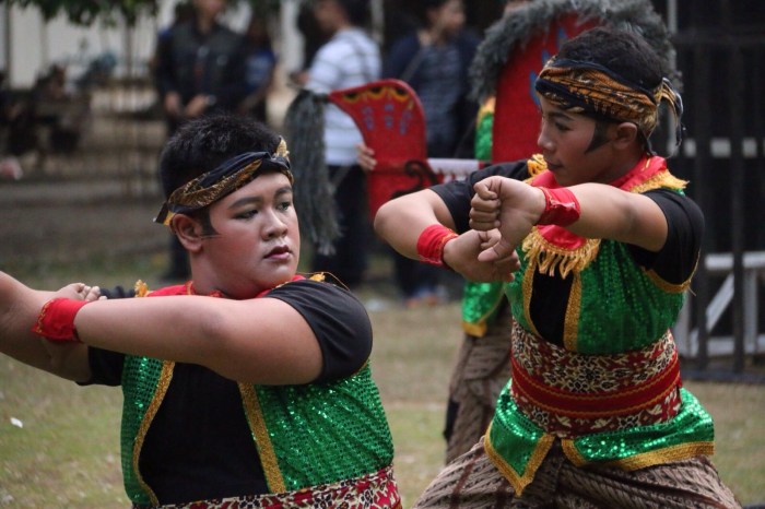 tari kuda kepang diperagakan secara