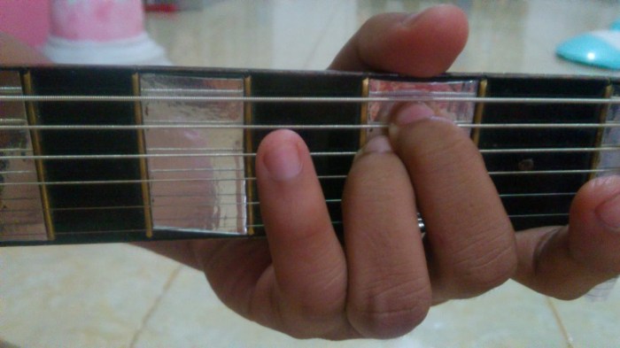 kunci gitar laoneis kenangan masa kecilku