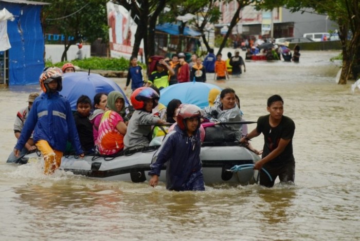 gambar membantu korban bencana alam terbaru