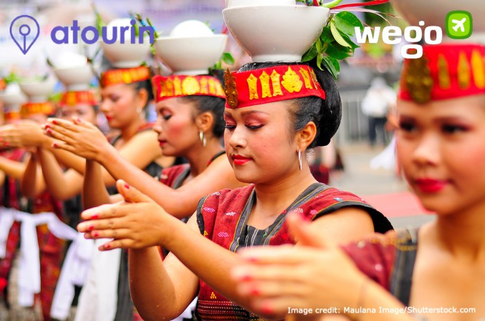 batak toba budaya tari desa tomok suku tortor tor pesona maulana adat atourin utara sumatera nenek moyangnya lewat kompas