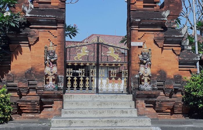 patung gapura gerbang pintu makna inilah penjaga ubud honeymoon