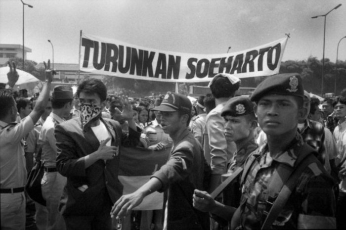 orde baru masa pemerintahan berakhirnya gambar stabilisasi kepentingan kelompok keamanan rasa unjuk 1966 pembangunan muka hukum awal bentuk dasar atang