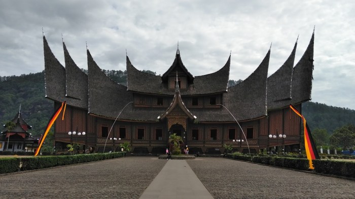 rumah adat sumatera tengah terbaru