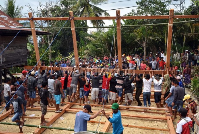 gotong royong membangun rumah terbaru