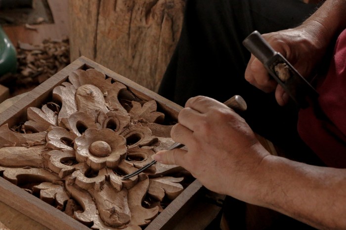 Kerajinan seni ukir patung berasal dari kota