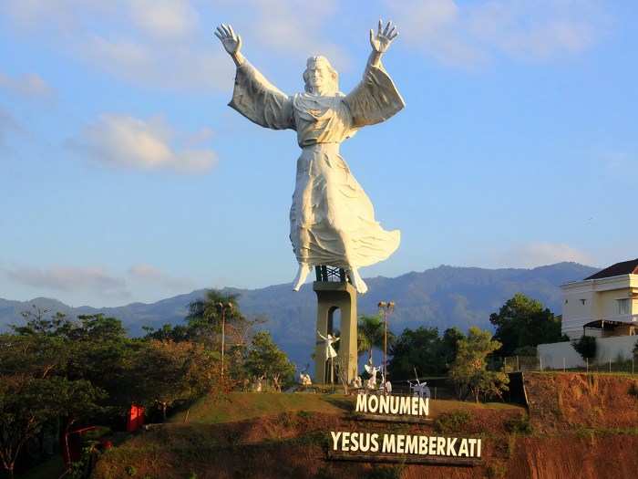 yesus memberkati manado monumen